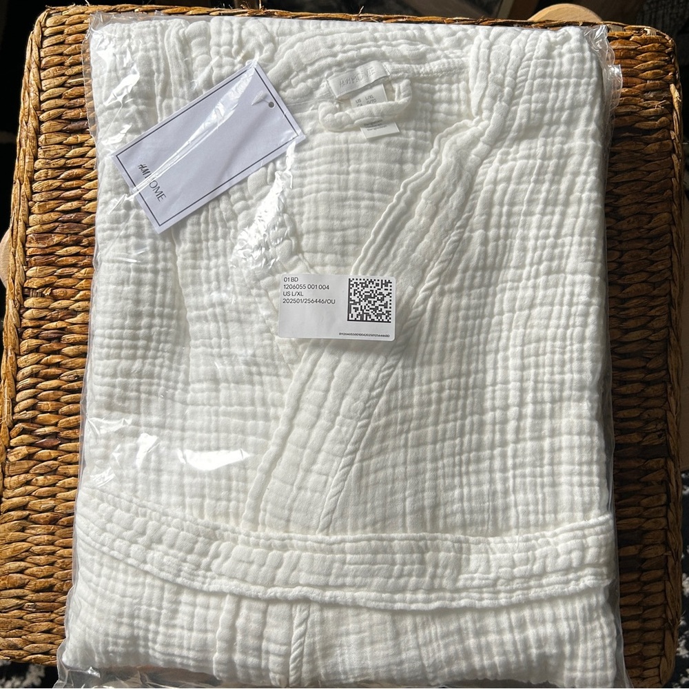 H&M Muslin Bathrobe in White (Unisex Fit) - Picture 7 of 10